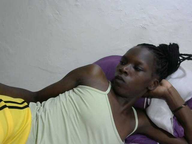 le modèle PrettyOne1 est en webcam porno dans un show sur le site bongacams, il possède les tags suivants: Ebony,Brunette,Hairy