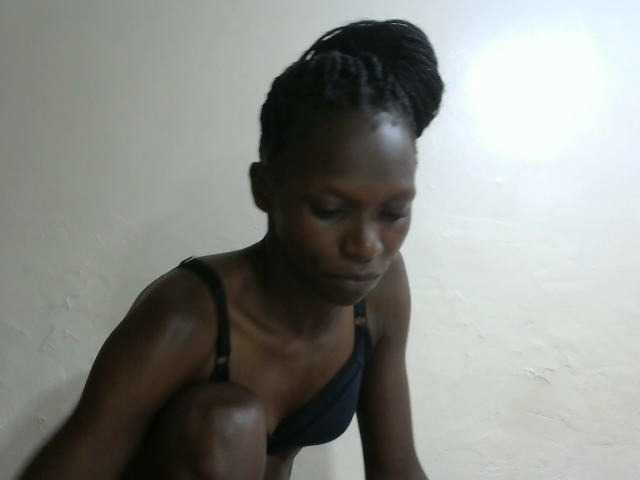 le modèle PrettyOne1 est en webcam porno dans un show sur le site bongacams, il possède les tags suivants: Ebony,Brunette,Hairy