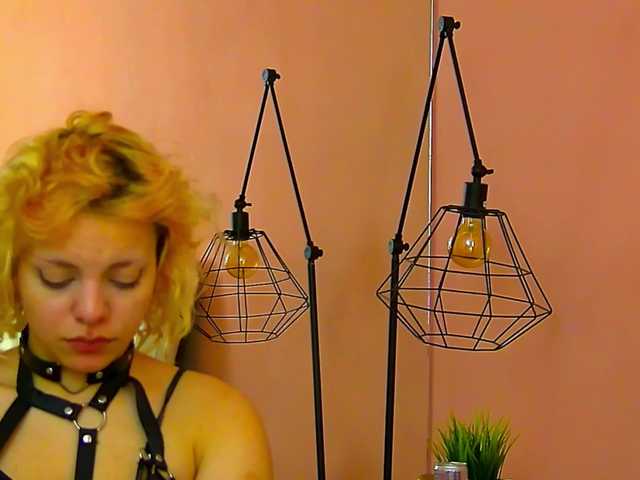 RheaduVall live room