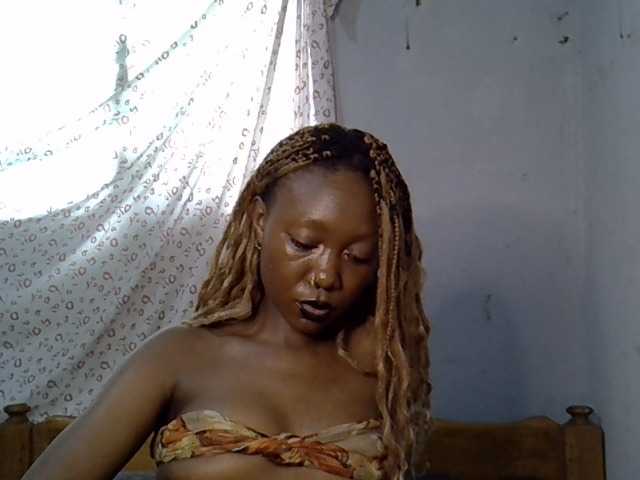 le modèle SpicyMackenzie1 est en webcam porno dans un show sur le site bongacams, il possède les tags suivants: Ebony,Blonde,Shaved