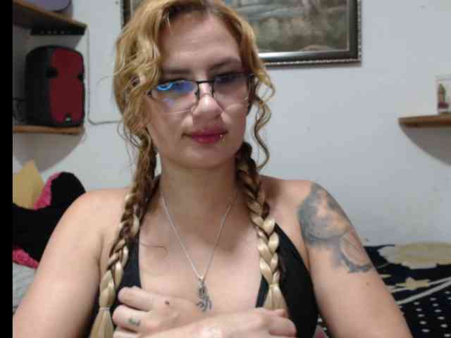 trinity31 Live Webcam on BongaCams