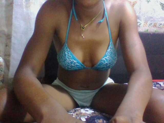 Raissa-Suan broadcasting live