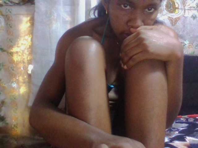 Raissa-Suan broadcasting live