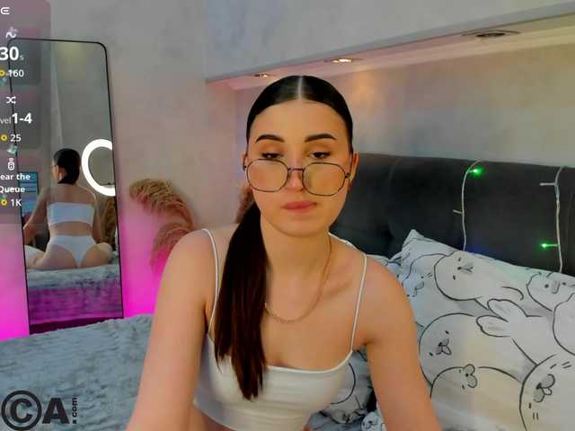 Emily-Lews's BongaCams show and profile