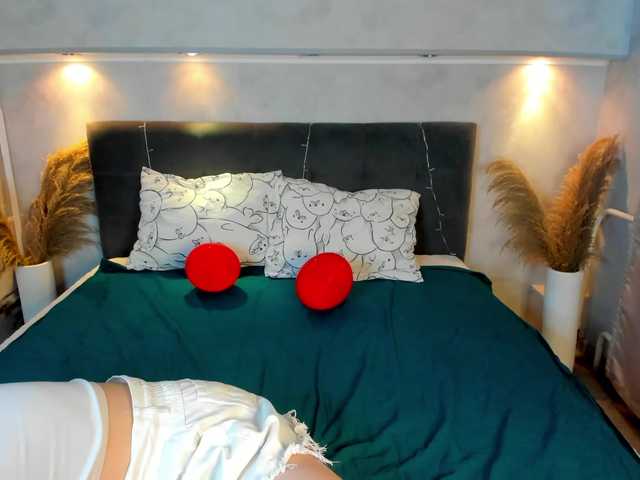 Emily-Lews's BongaCams show and profile