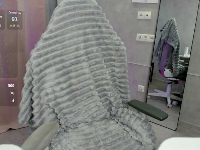 Emily-Lews's BongaCams show and profile