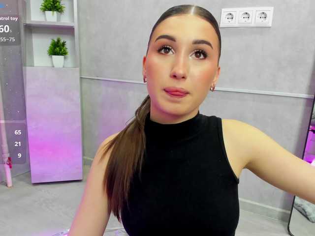 Emily-Lews's BongaCams show and profile