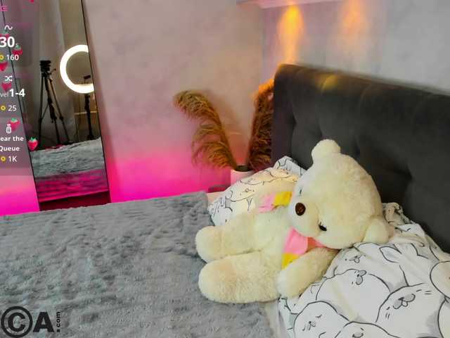 Emily-Lews's BongaCams show and profile