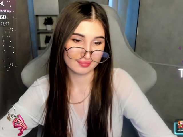 Emily-Lews's BongaCams show and profile