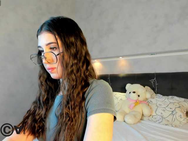 Emily-Lews's BongaCams show and profile