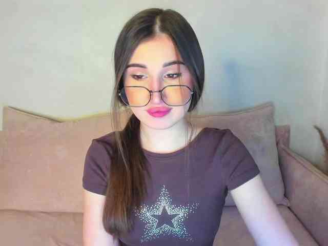 Emily-Lews Live Webcam on BongaCams