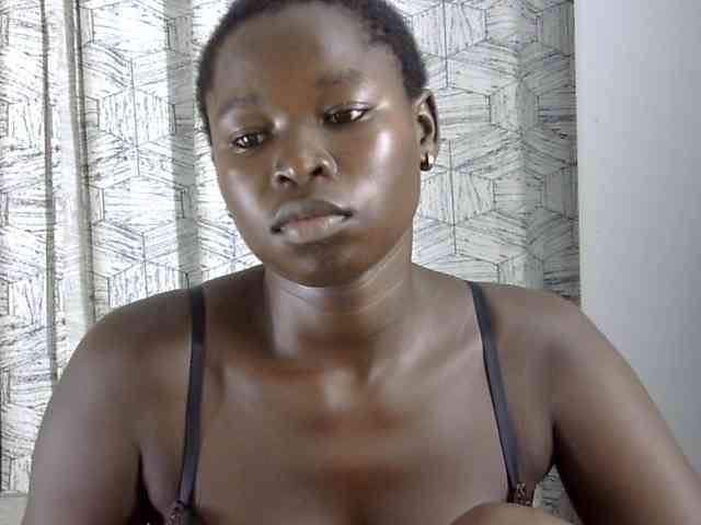 QueenB1 Live Webcam on BongaCams