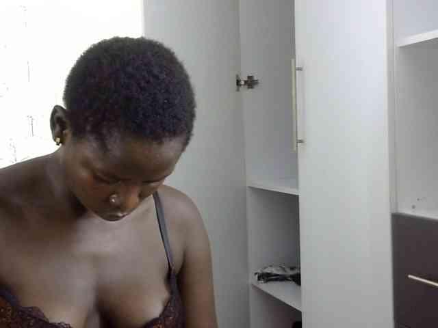 QueenB1 Live Webcam on BongaCams