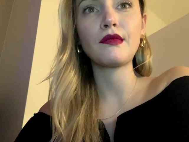 AmelieSweet Live Webcam on BongaCams