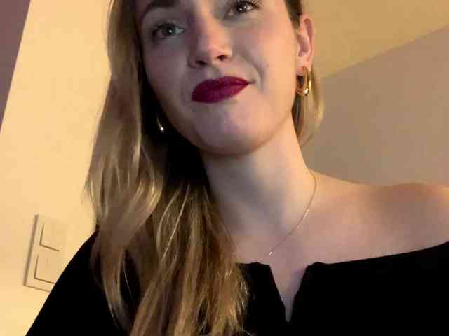 AmelieSweet Live Webcam on BongaCams