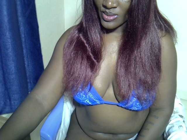 Sexyschatz's BongaCams show and profile