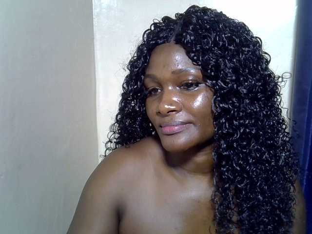 Sexyschatz's BongaCams show and profile