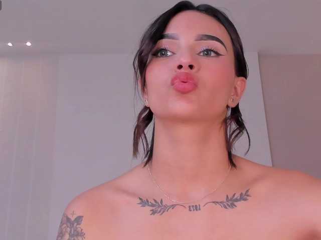 Carolineevans's BongaCams show and profile