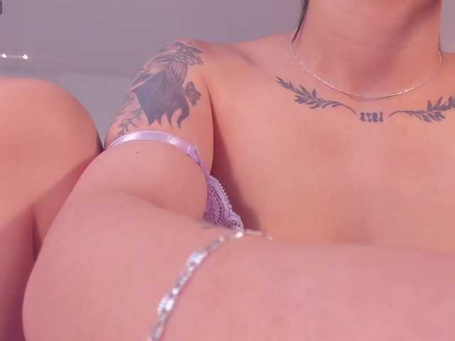 Carolineevans's BongaCams show and profile