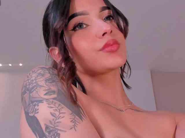 CarolineEvans webcam