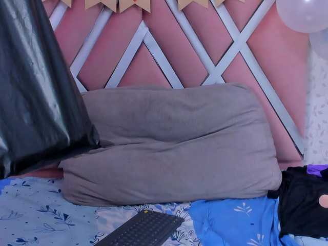 natasha-and-zoe live room