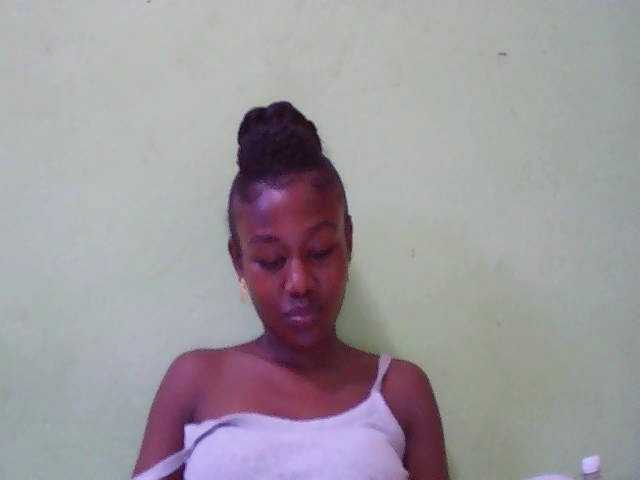 Zinah1 webcam bongacams model stream image