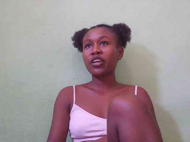 Zinah1 Live Webcam on BongaCams