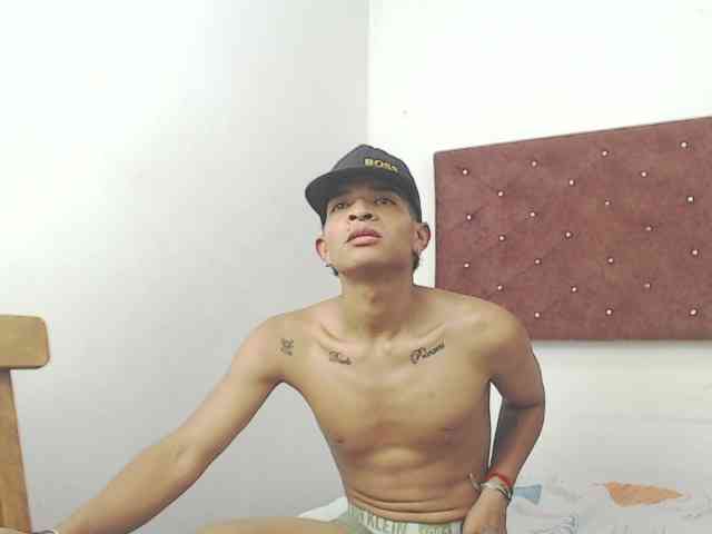 Crissex3 Live Webcam on BongaCams