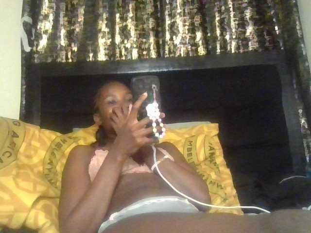 le modèle Sexylina25 est en webcam porno dans un show sur le site bongacams, il possède les tags suivants: Ebony,Brunette,Trimmed