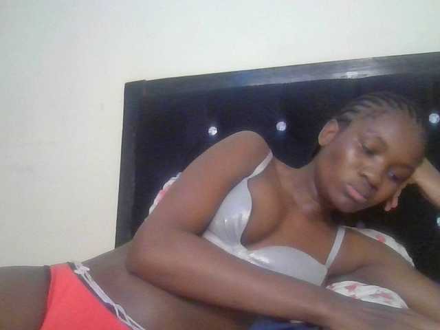 le modèle Sexylina25 est en webcam porno dans un show sur le site bongacams, il possède les tags suivants: Ebony,Brunette,Trimmed