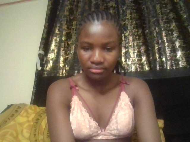 le modèle Sexylina25 est en webcam porno dans un show sur le site bongacams, il possède les tags suivants: Ebony,Brunette,Trimmed