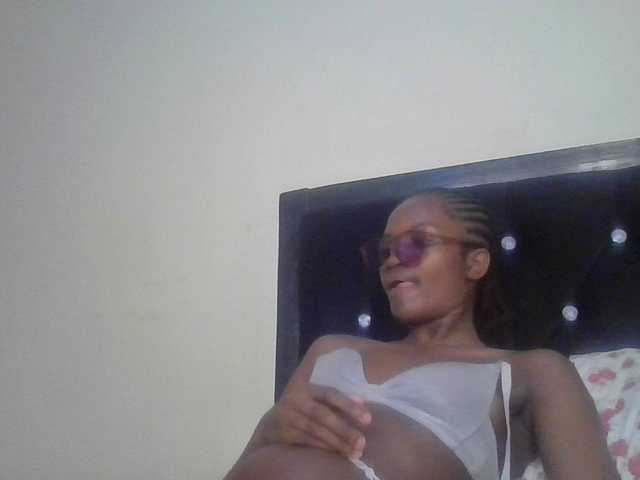 le modèle Sexylina25 est en webcam porno dans un show sur le site bongacams, il possède les tags suivants: Ebony,Brunette,Trimmed