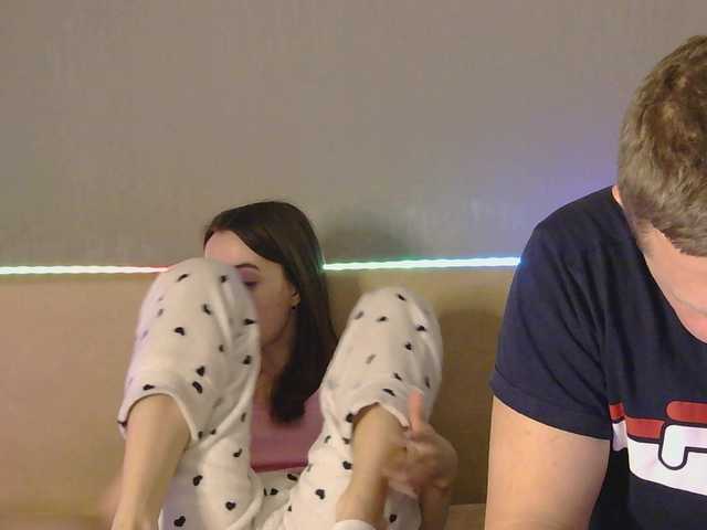 le modèle CandySurprise19 est en webcam porno dans un show sur le site bongacams, il possède les tags suivants: White/Caucasian,Brunette,Shaved