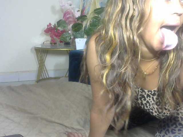 Petitlexxi's BongaCams show and profile