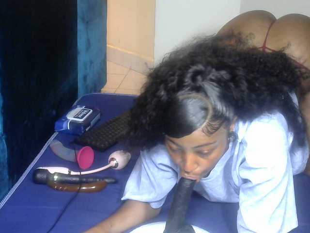 Petitlexxi's BongaCams show and profile