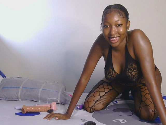 SweetSinny's BongaCams show and profile