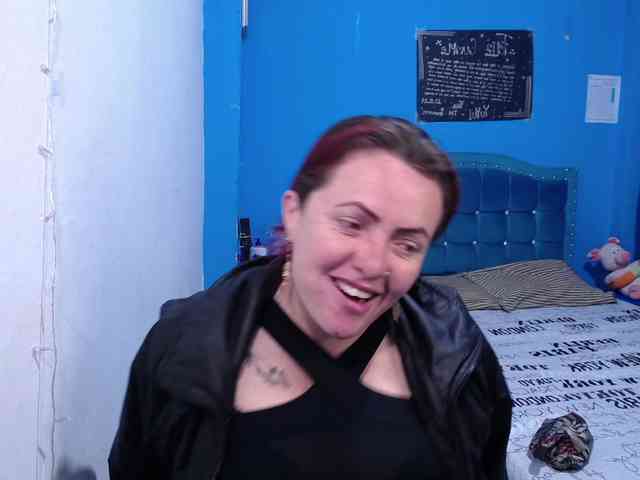 Carolinhe Live Webcam on BongaCams