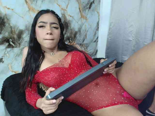 aisha-brunette webcam