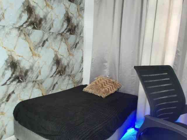 aisha-brunette webcam