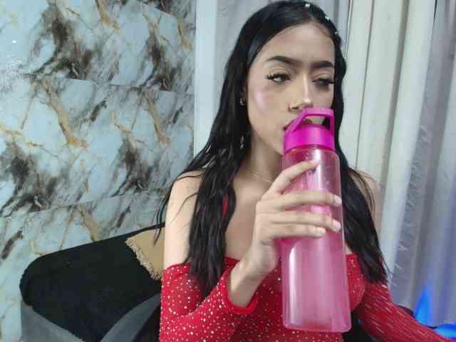 aisha-brunette webcam