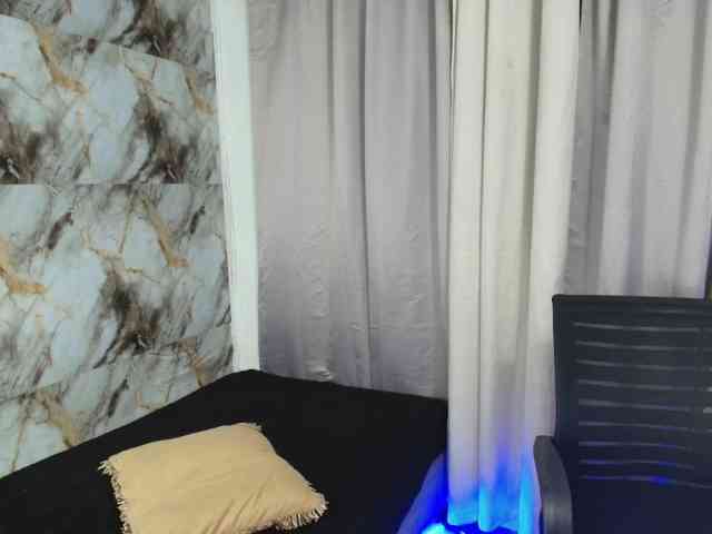 aisha-brunette webcam