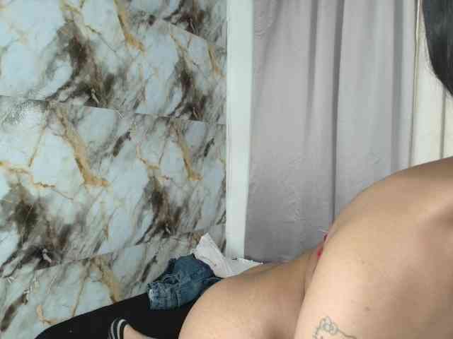 aisha-brunette webcam