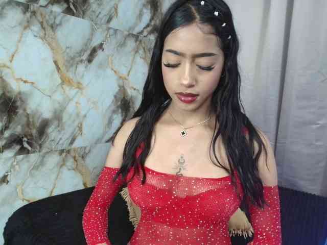 aisha-brunette webcam