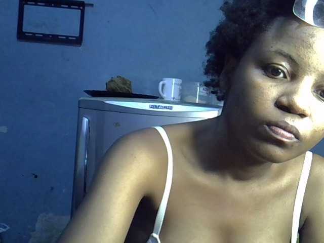 le modèle GoldenGoddess1 est en webcam porno dans un show sur le site bongacams, il possède les tags suivants: Ebony,Brunette,Shaved