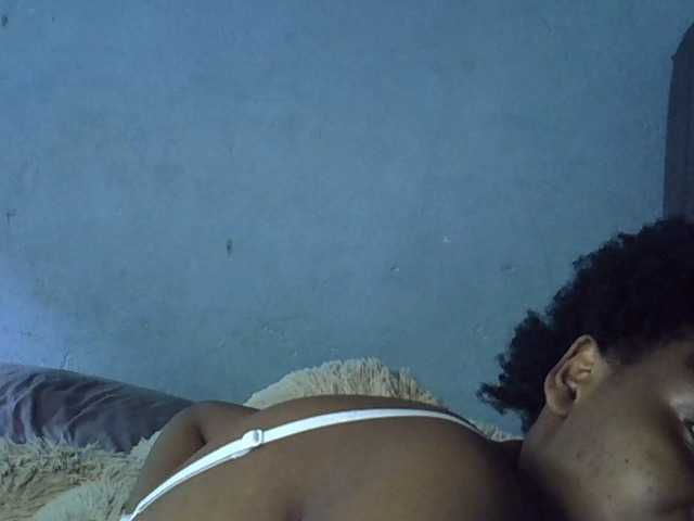 le modèle GoldenGoddess1 est en webcam porno dans un show sur le site bongacams, il possède les tags suivants: Ebony,Brunette,Shaved