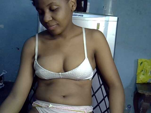 le modèle GoldenGoddess1 est en webcam porno dans un show sur le site bongacams, il possède les tags suivants: Ebony,Brunette,Shaved