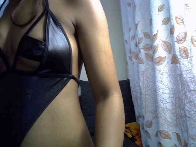 GoldenGoddess1 webcam