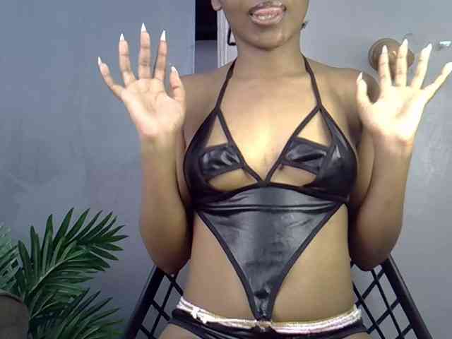 GoldenGoddess1 webcam