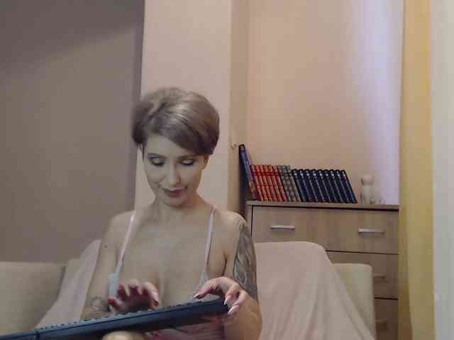 JADAPink Live Webcam on BongaCams