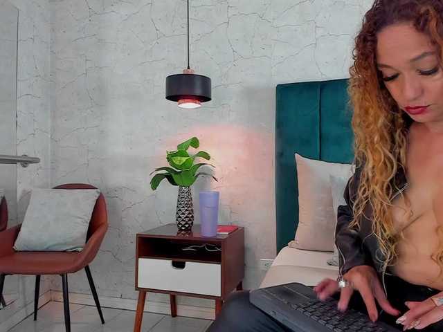 LunaMilf's BongaCams show and profile